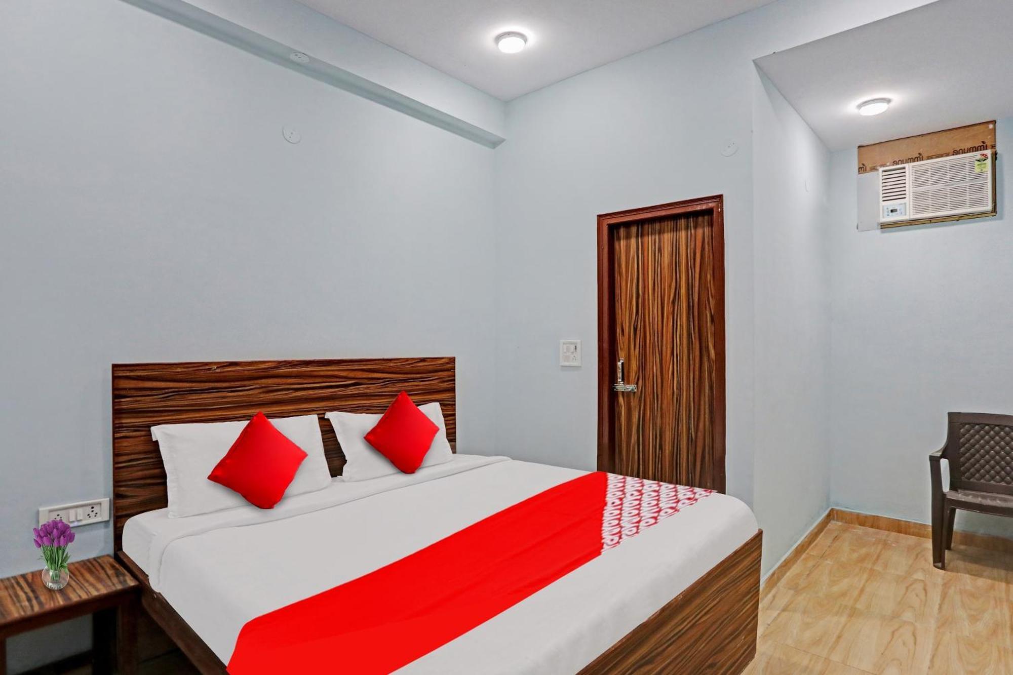 Hotel O Surya Gold Guest House Najafgarh Bagian luar foto