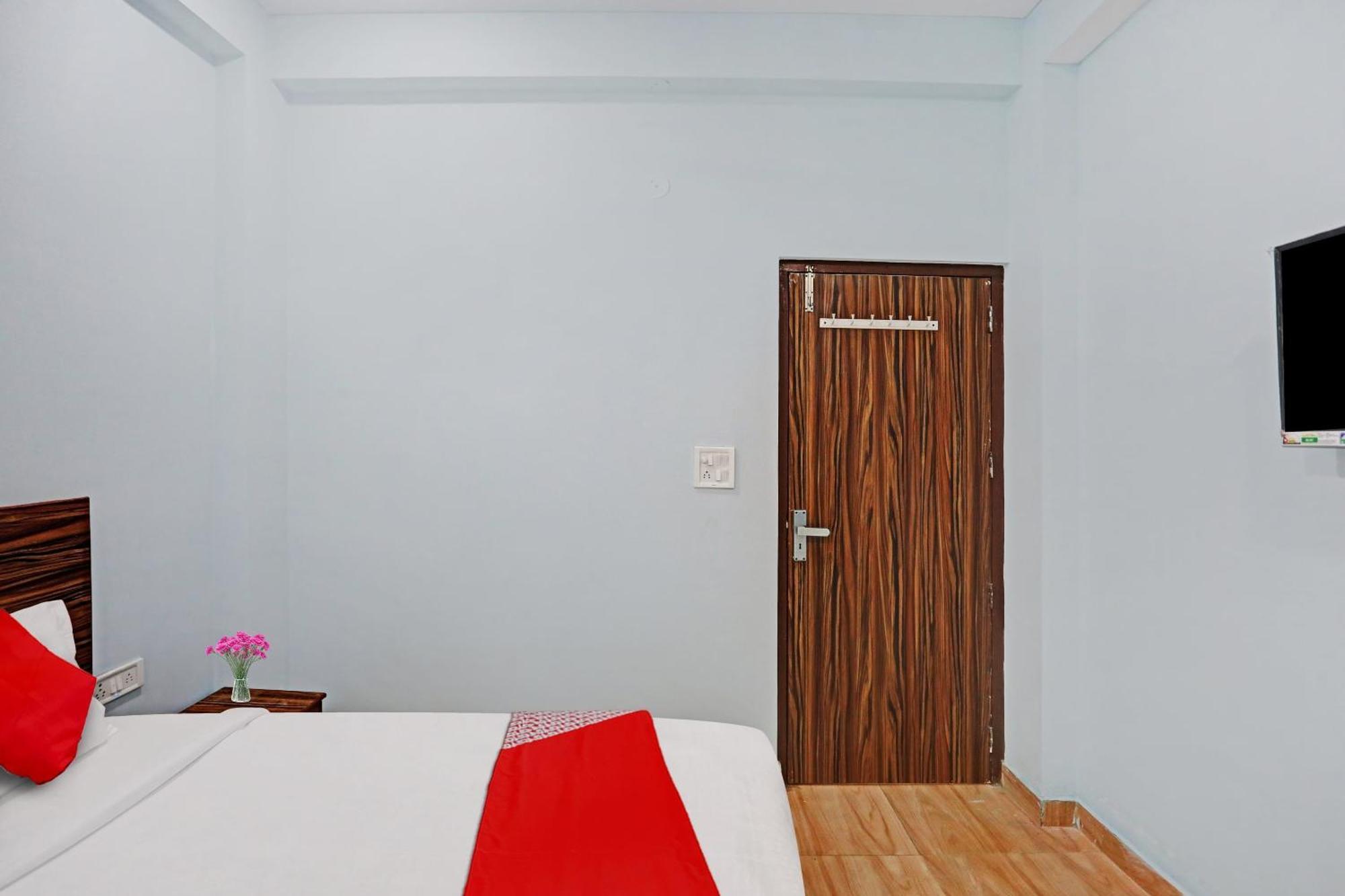 Hotel O Surya Gold Guest House Najafgarh Bagian luar foto