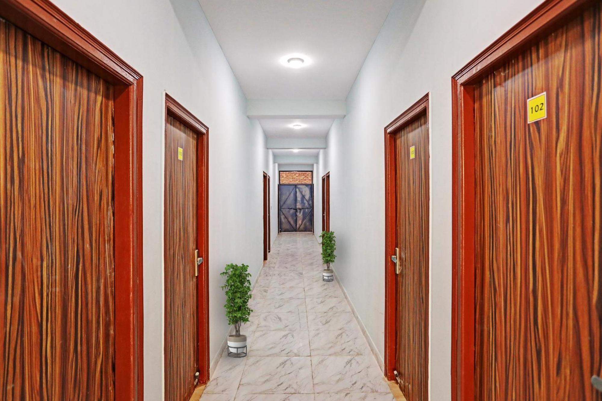 Hotel O Surya Gold Guest House Najafgarh Bagian luar foto