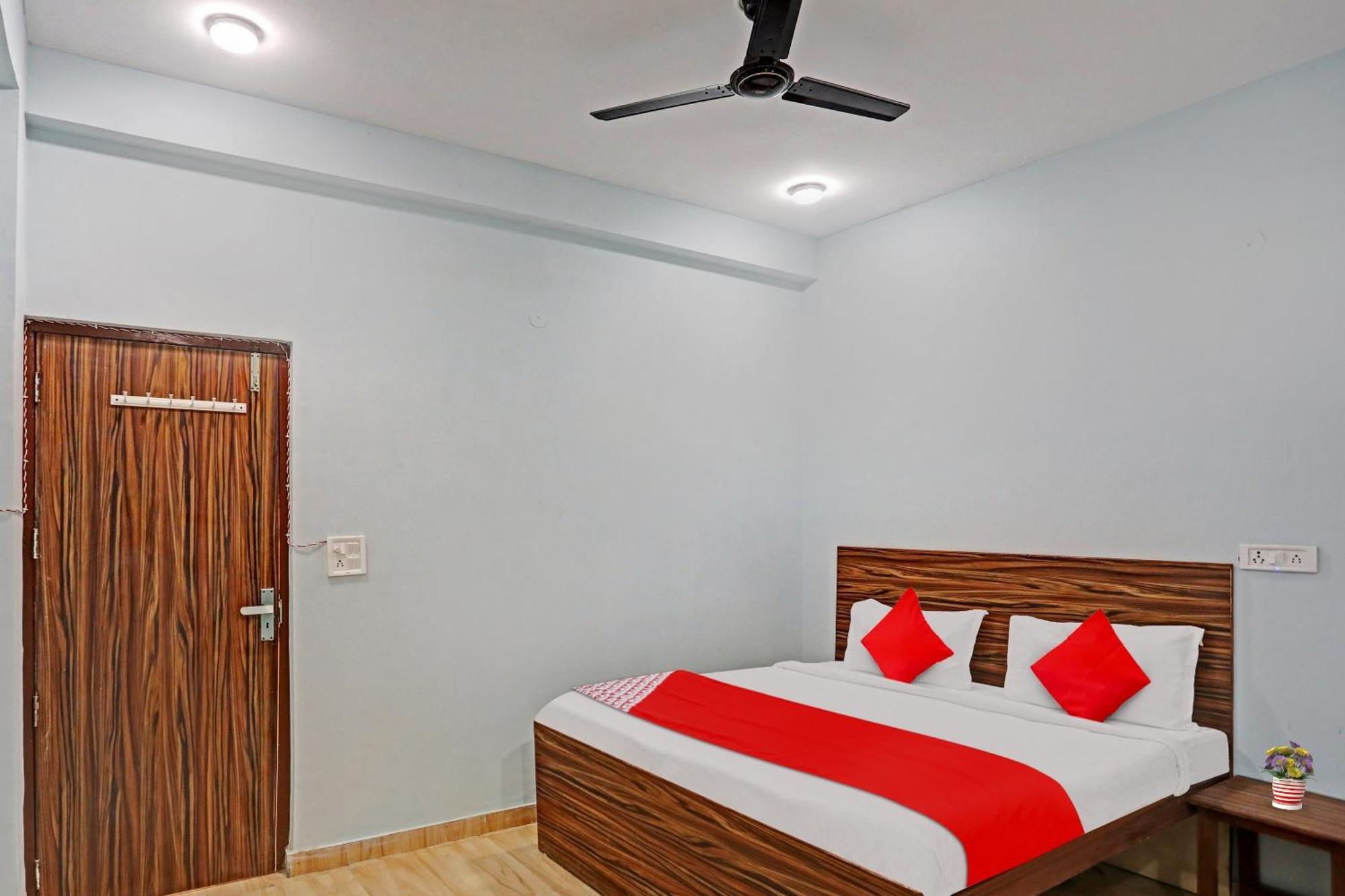 Hotel O Surya Gold Guest House Najafgarh Bagian luar foto