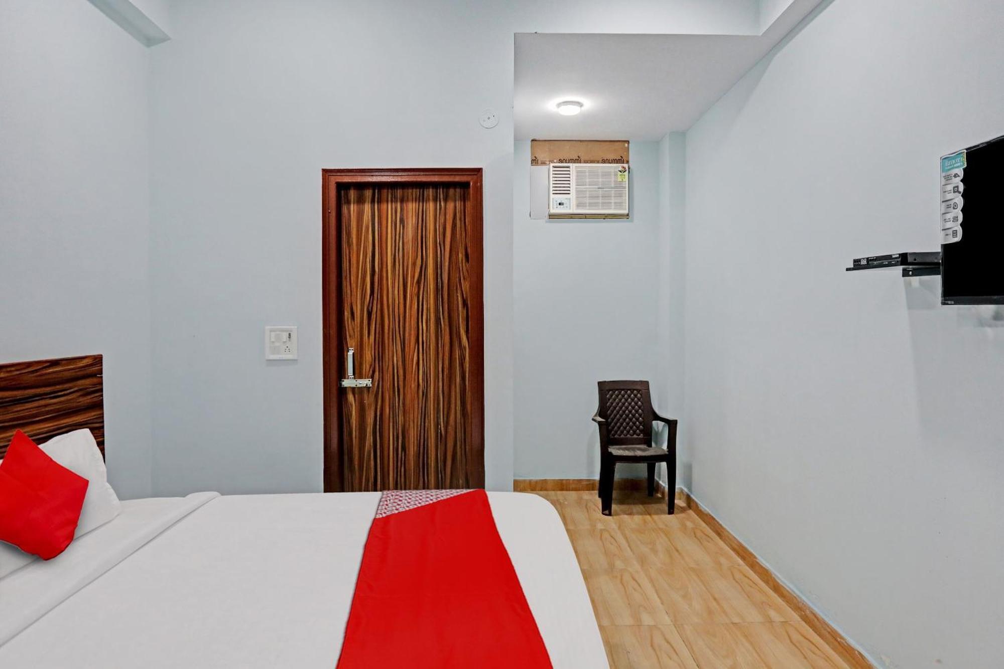 Hotel O Surya Gold Guest House Najafgarh Bagian luar foto