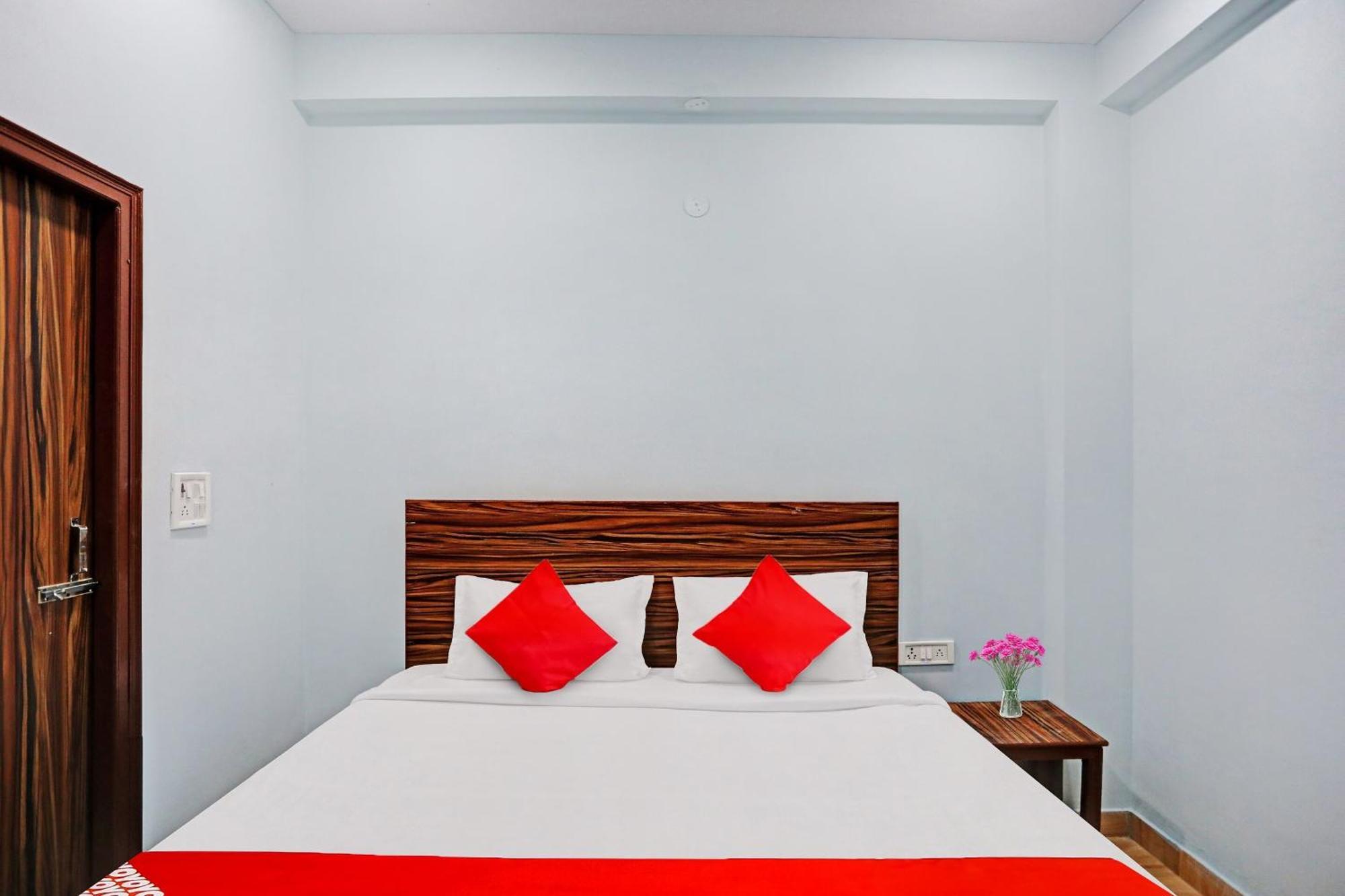 Hotel O Surya Gold Guest House Najafgarh Bagian luar foto