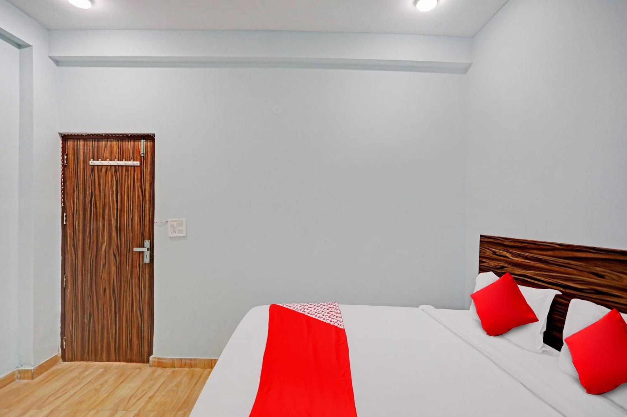 Hotel O Surya Gold Guest House Najafgarh Bagian luar foto
