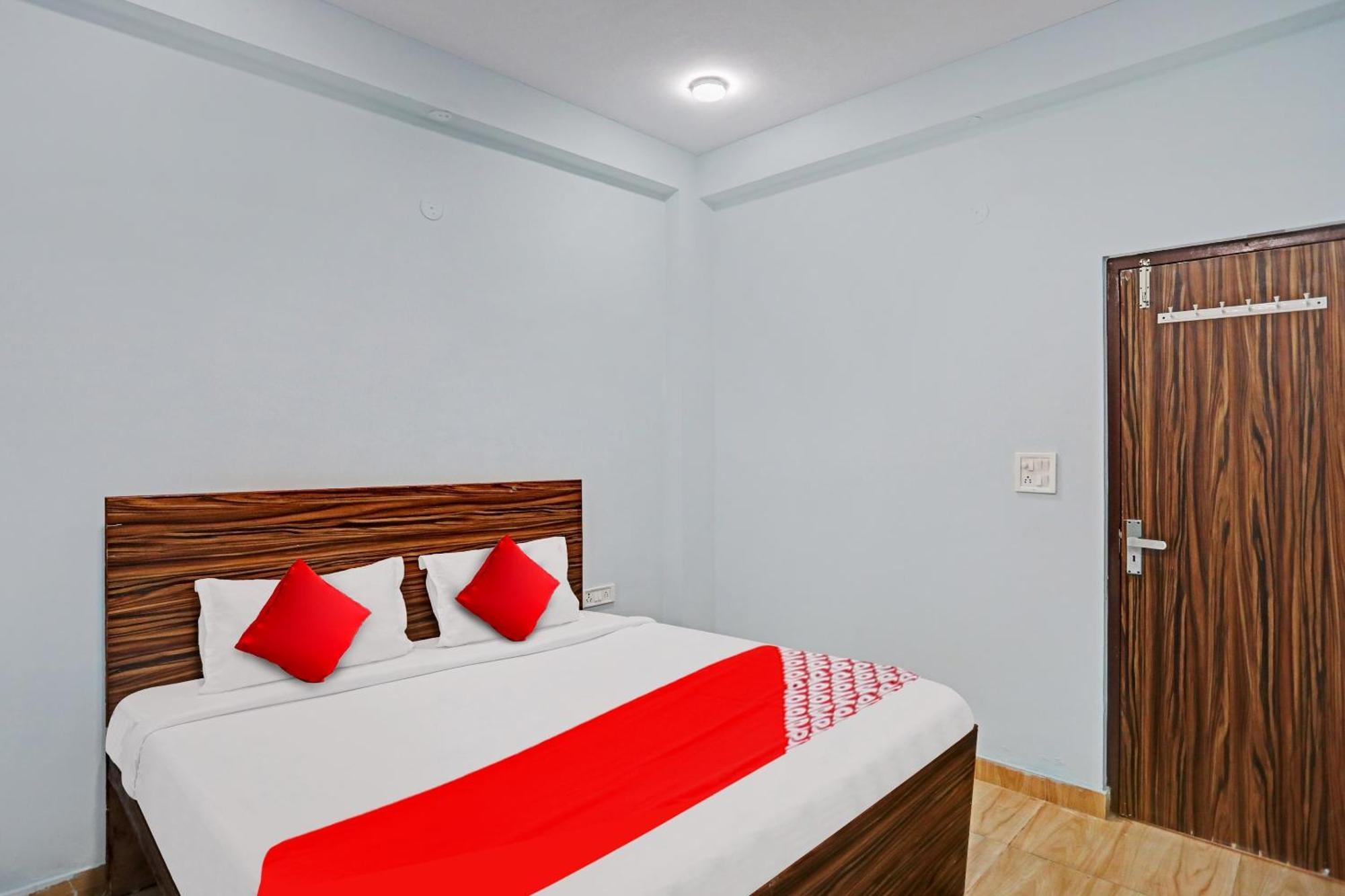 Hotel O Surya Gold Guest House Najafgarh Bagian luar foto